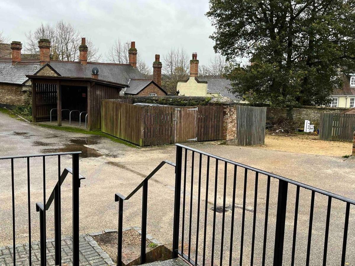 Unique Old Auction House Villa Brackley  Exterior photo